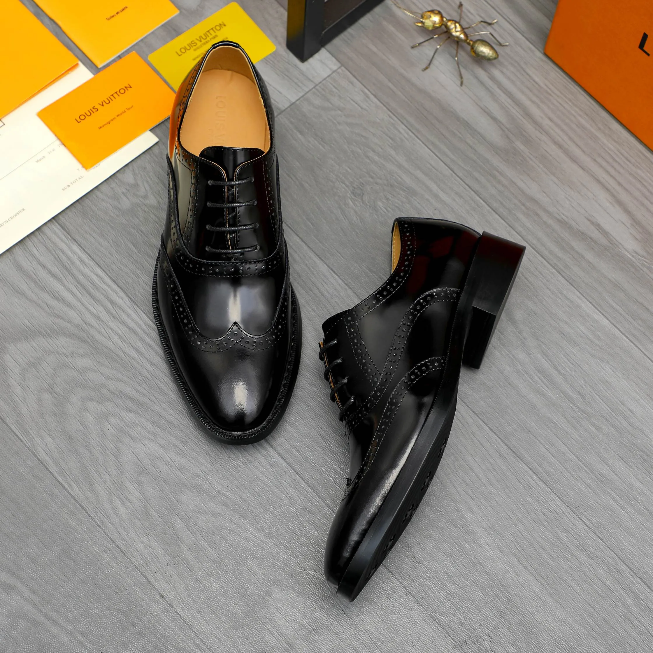 Men's shoes 💰500 Product trademark: LV "Louis Vuitton" business formal leather shoes Regular size: 39-45 (.45 customization is non-returnable) Product materials: Selected pearlescent cowhide upper, cowhide lining, original rubber outsole